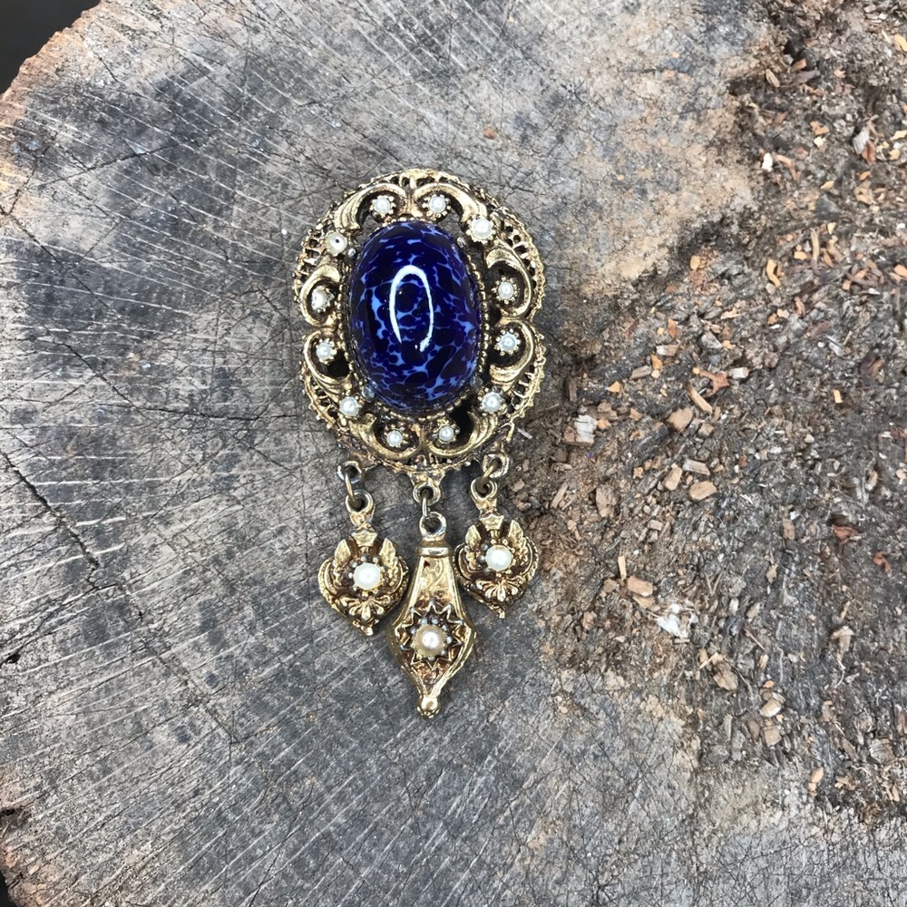 Vintage 70s pin blue flecked glass stone gold tone